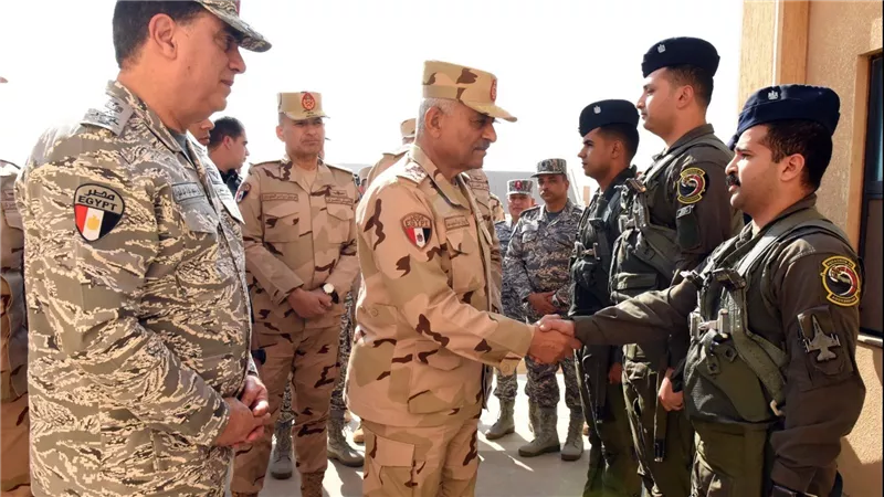 الفريق أول عبدالمجيد صقر القائد العام للقوات المسلحة وزير الدفاع والإنتاج الحربى يتفقد إحدى القواعد الجوية ويلتقى عدد من مقاتلى القوات الجوية