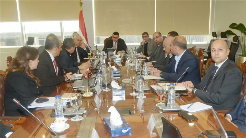 وزير الإسكان يعقد اجتماعاً مع مسئولى شركة 