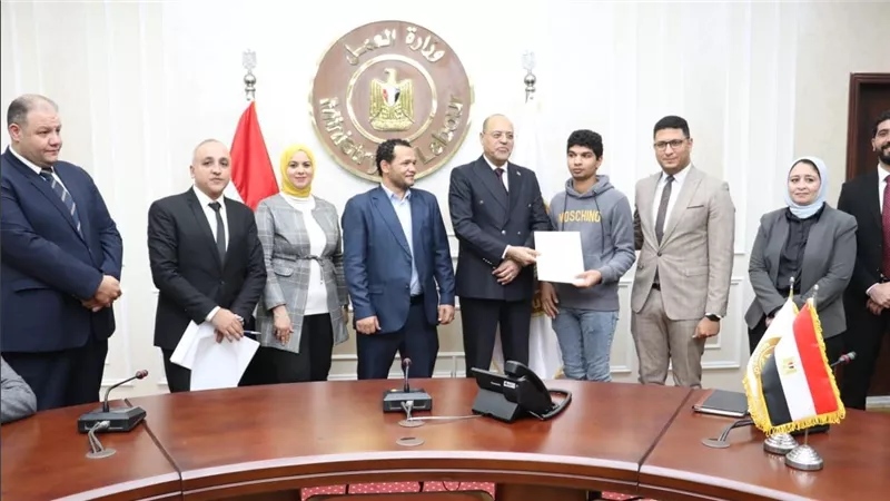 وزير العمل يُسلم 25 عقد عمل لذوي همم