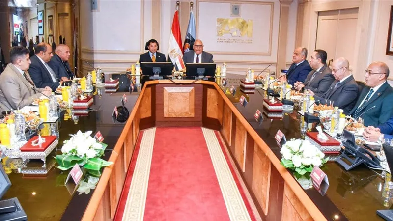 رئيس الهيئة العربية للتصنيع يبحث مع وزير الشباب والرياضة تعزيز التعاون بالإستفادة من القدرات التصنيعية المتطورة بالهيئة