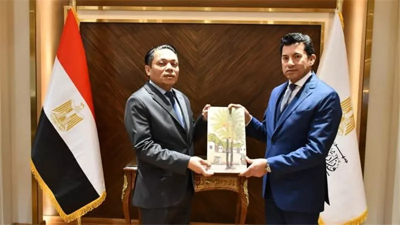 وزير  الشباب والرياضة يستقبل السفير الماليزي بمصر