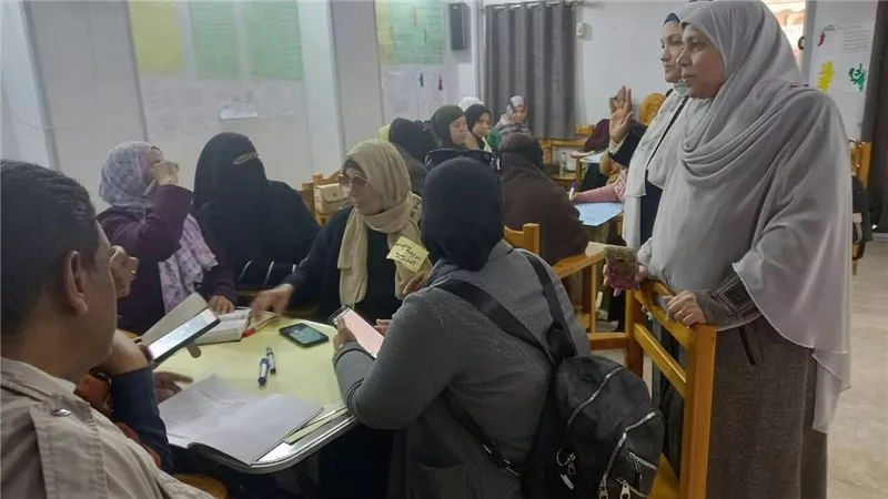 محاضرة عبر برنامج زوووم يتكفل بها تعليم الكبار بالسويس لمعلمى محو الأمية الجدد