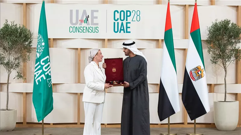 رئيس الإمارات يمنح وزيرة البيئة وسام من 