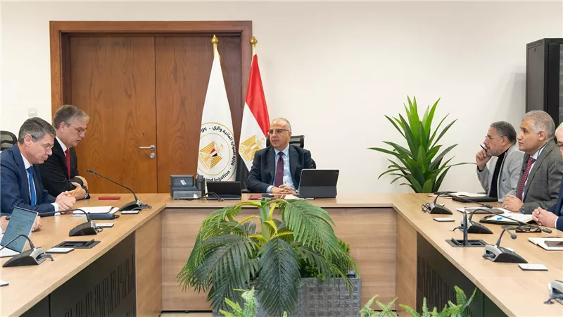 سويلم يلتقى سفير دولة هولندا بالقاهرة لبحث سبل تعزيز التعاون بين البلدين فى مجال الموارد المائية