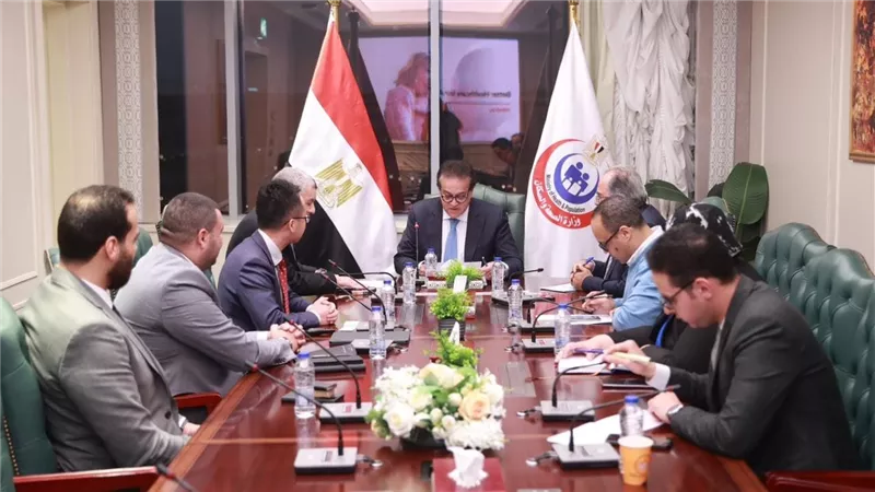 نائب رئيس مجلس الوزراء وزير الصحة يبحث مع وفد شركة «ميند راي» تعزيز سبل التعاون