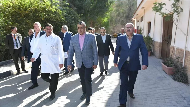 وزير الدولة للإنتاج الحربي يتفقد المركز الطبي التخصصي