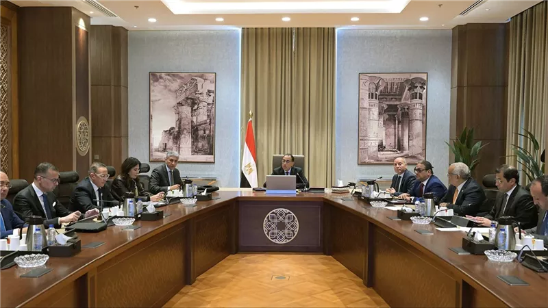 رئيس الوزراء يستعرض فرص استثمار سياحي بمنطقة وسط البلد مع عدد من المستثمرين
