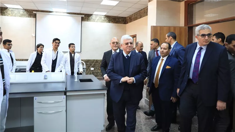 وزير التعليم العالي ورئيس جامعة سوهاج يفتتحان ويتفقدان عددًا من المشروعات التعليمية والصحية بجامعة سوهاج 