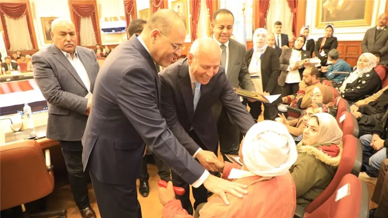 وزير العمل ومحافظ القاهرة يسلمان 90 عقد عمل منهم 70 عقدا لذوي همم 