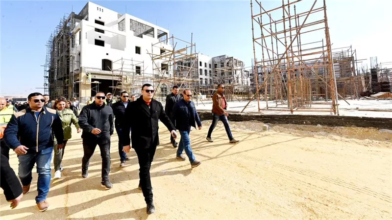وزير الإسكان يتفقد مشروع 