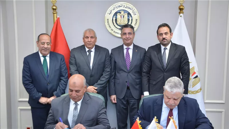 وزير التموين يشهد مراسم توقيع بروتوكول تعاون بين القابضة للصناعات الغذائية ومحافظة الوادي الجديد لافتتاح أسواق اليوم الواحد