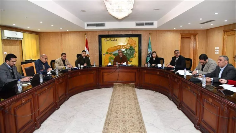 محافظ الفيوم يتابع الأعمال الإنشائية بمصنع 