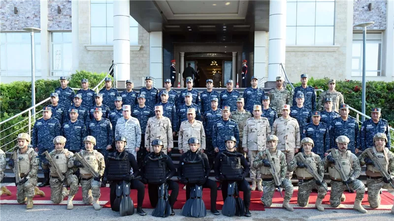  الفريق أول عبد المجيد صقر القائد العام للقوات المسلحة وزير الدفاع والإنتاج الحربى يتفقد قاعدة الإسكندرية البحرية ويلتقى بعدد من المقاتلين