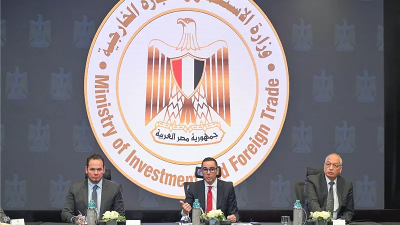 وزير الاستثمار والتجارة الخارجية يعقد لقاءا موسعا مع رؤساء وأعضاء المجالس التصديرية لمناقشة محاور البرنامج الجديد 