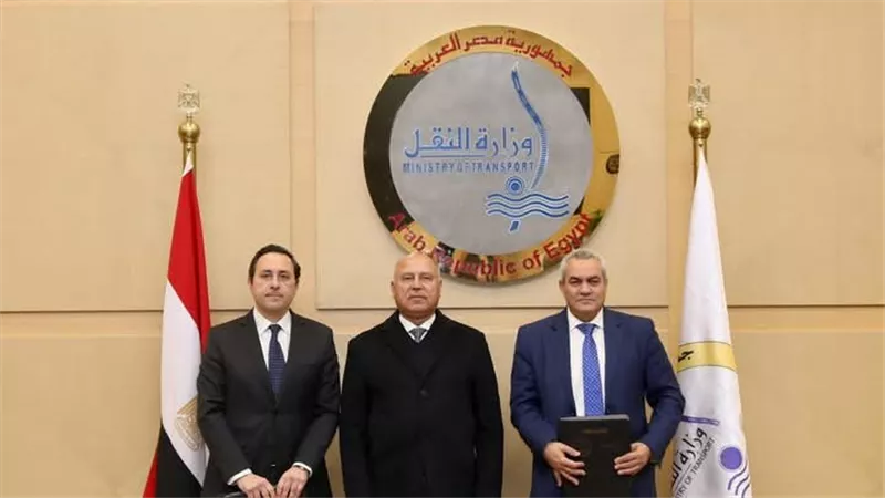 الوزير يشهد توقيع عقد مشروع تمويل وتصميم وإنشاء الميناء الجاف والمنطقة اللوجستية بمدينة العاشر من رمضان 