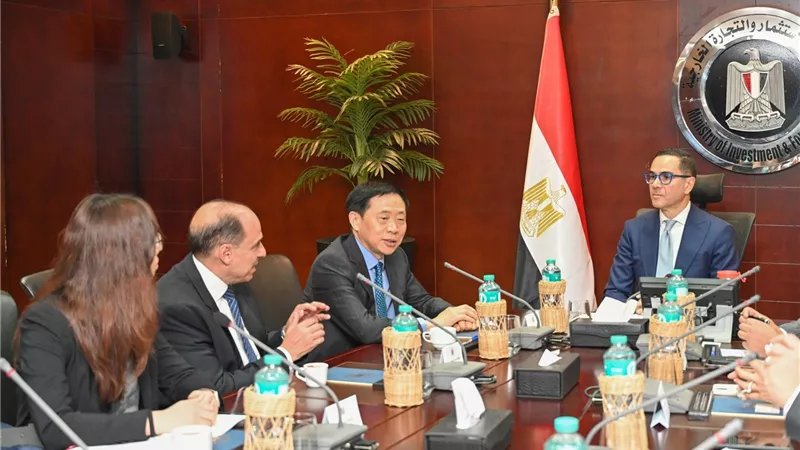 وزير الاستثمار يلتقي ممثلي شركة كينجدم للكتان لاستعراض مشروع الشركة لإنشاء مصنع لصناعة الكتان في مصر