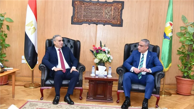 رئيس جهاز حماية المستهلك يلتقي محافظ الفيوم بديوان عام المحافظة
