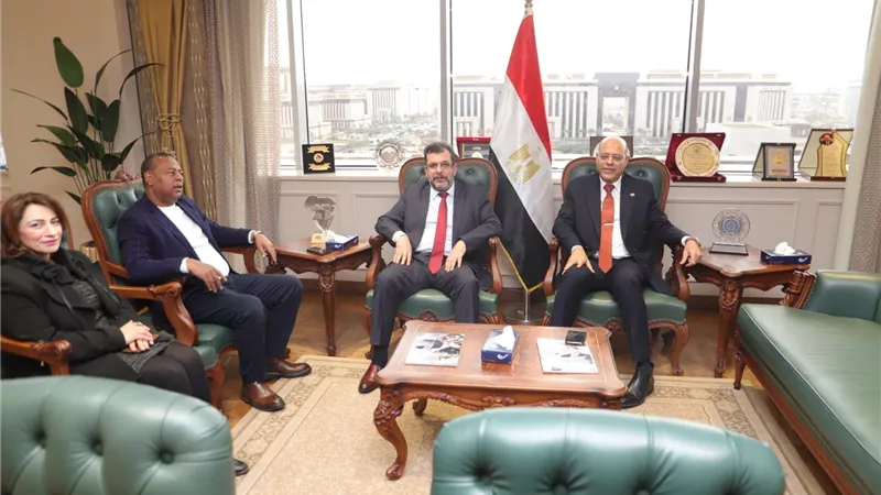 وزير العمل يلتقي الأمين العام لمنظمة الوحدة النقابية الإفريقية لبحث الملفات المُشتركة