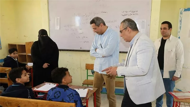محافظ السويس يتفقد امتحانات صفوف النقل لنصف العام
