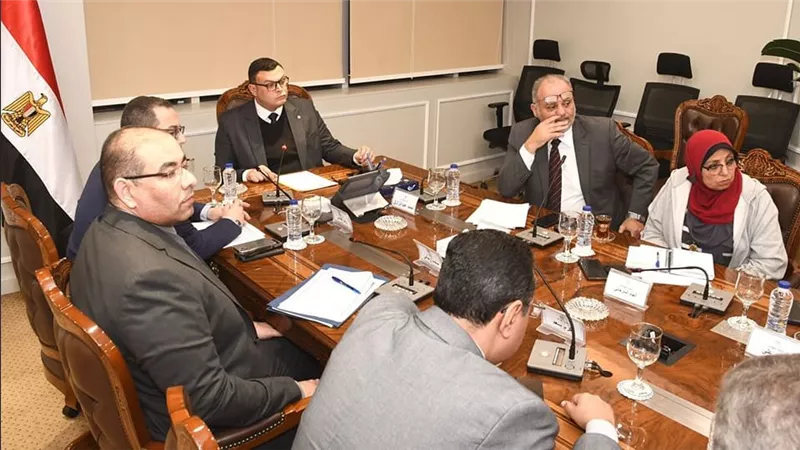 وزير الإسكان يتابع الآليات المتنوعة لطرح الأراضي والفرص الاستثمارية بالمدن الجديدة