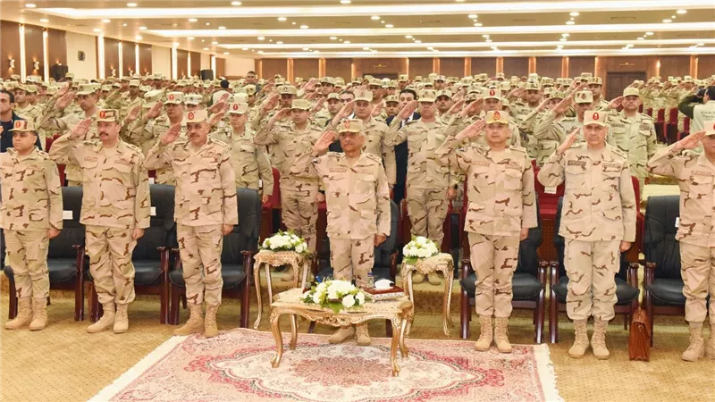 وزير الدفاع والإنتاج الحربي يتفقد أحد تشكيلات قوات الدفاع الجوى ويلتقى عددًا من المقاتلين