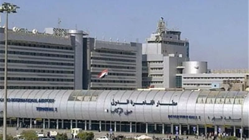 القبض على شخصين حاولا تهريب أقراص مخدرة وطبنجة عبر مطار القاهرة