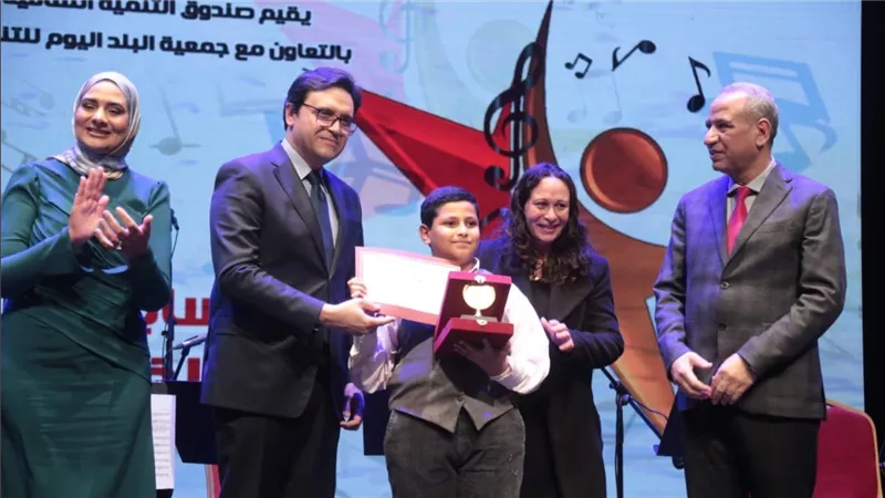 وزير الثقافة يسلم جوائز الدورة السابعة لمسابقة الصوت الذهبي لذوي القدرات الخاصة
