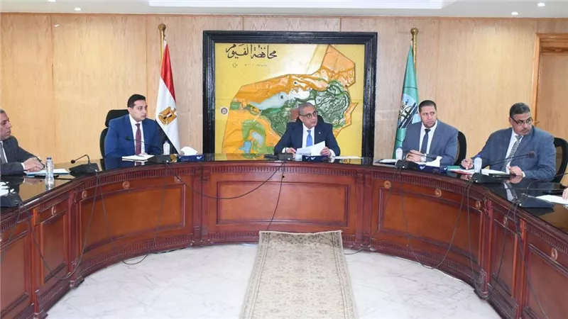 محافظ الفيوم يتابع معدلات الأداء بملفات 