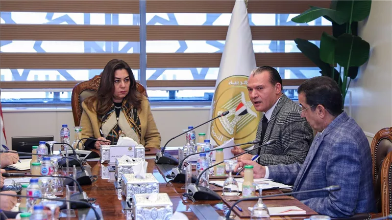 وزيرة التنمية المحلية تتابع مع محافظ الإسكندرية ورئيس الاتحاد العام للغرف التجارية جهود التوسع في نموذج 