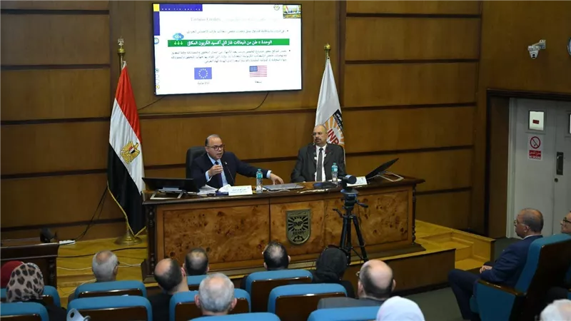 رئيس هيئة الرقابة المالية يستعرض تجربة إنشاء أول سوق كربون طوعي منظم 