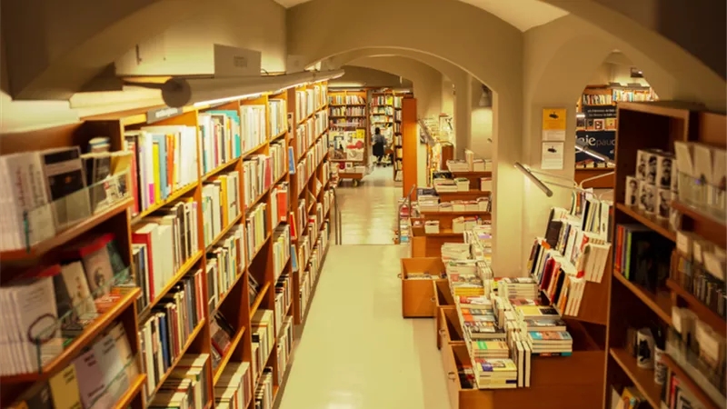 بدون تصريح.. الأمن يداهم مكتبة تضم 41 ألف كتاب دراسي بالقاهرة