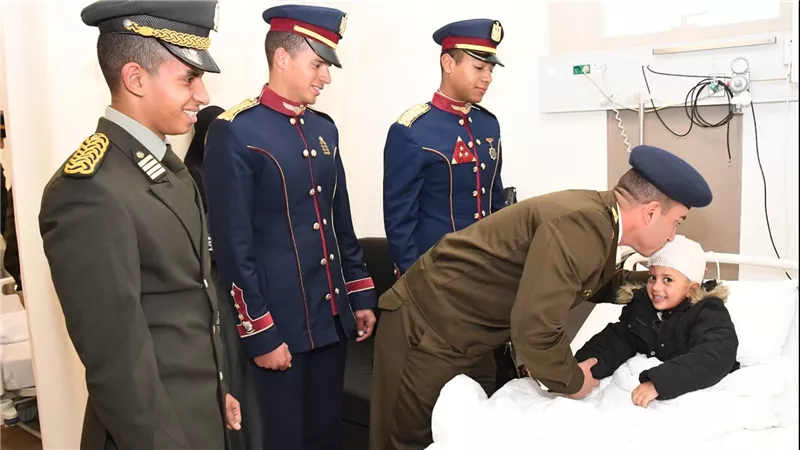 القوات المسلحة تنظم زيارة لعدد من طلبة الأكاديمية العسكرية المصرية والكليات العسكرية لمستشفى أهل مصر لعلاج الحروق