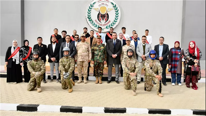 قيادة قوات الدفاع الشعبى والعسكرى وإدارة الشئون المعنوية للقوات المسلحة تنظمان زيارة لوفد من الإعلاميين وطلبة الجامعات لقيادة قوات المظلات