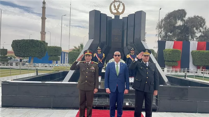 محافظ الفيوم ومدير الأمن والمستشار العسكري يضعون إكليلاً من الزهور على النصب التذكاري لشهداء الشرطة