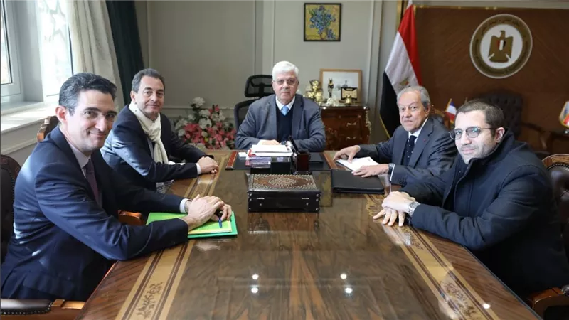 وزير التعليم العالي يبحث تعزيز التعاون مع السفير الفرنسي ورئيس الجامعة الفرنسية بمصر