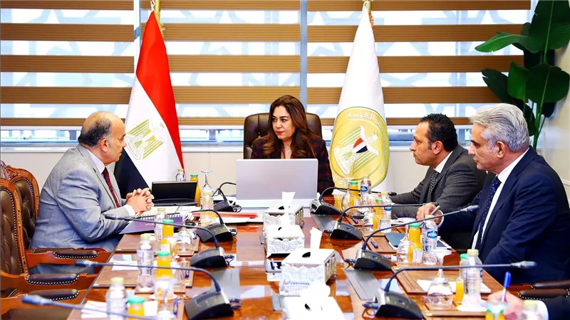 وزيرة التنمية المحلية تتابع مع شركة نهضة مصر للخدمات البيئية جهود تحسين مستوى النظافة بالإسكندرية 