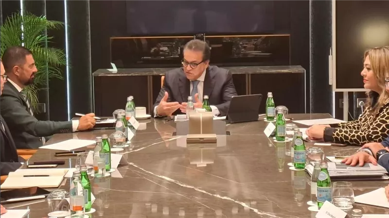 وزير الصحة يبحث مع شركة «فياتريس» التوسع بملف الاستثمارات وتوطين صناعة الدواء