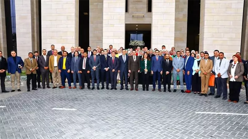 وزيرة التنمية المحلية تعقد حواراً مفتوحاً مع خريجي برنامج 