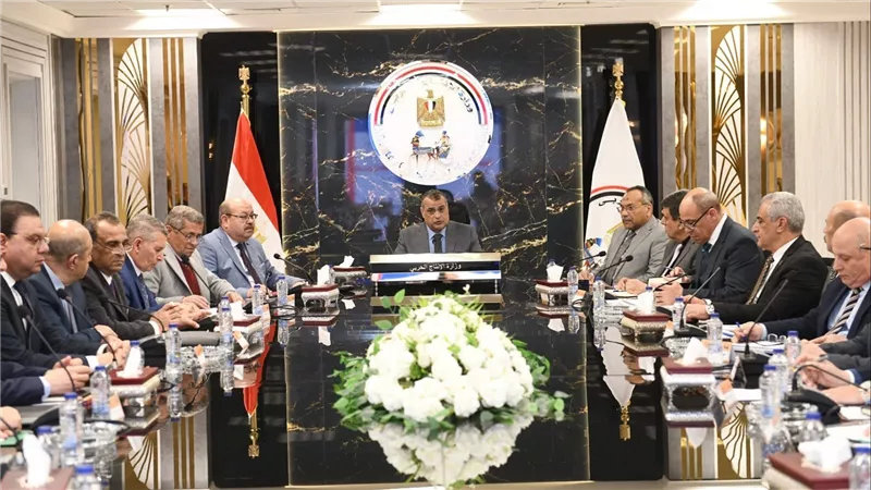 وزير الإنتاج الحربي يناقش الموازنة العامة التخطيطية للشركات والوحدات التابعة للوزارة للعام المالي ( 2025/2026 )