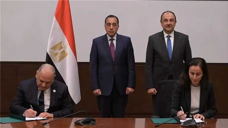 مدبولي يشهد توقيع عقد لإعادة تشغيل مصنع بلوكات الأنود بالعين السخنة 