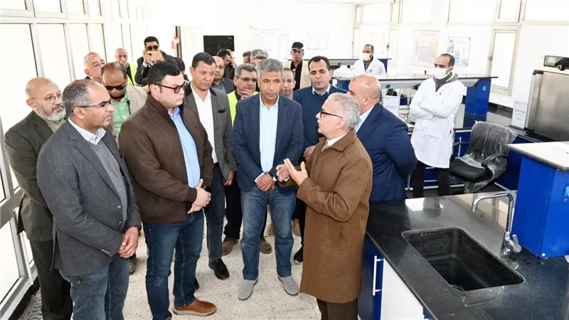 وزير الإسكان يتفقد محطة معالجة مياه الصرف الصحي بالجبل الأصفر