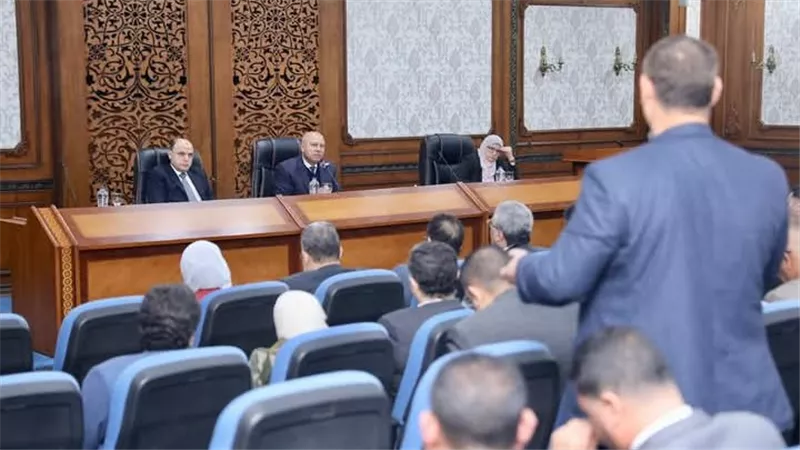 وزير الصناعة والنقل يبحث مع محافظ ومستثمري كفر الشيخ تحديات المناطق الصناعية بالمحافظة 