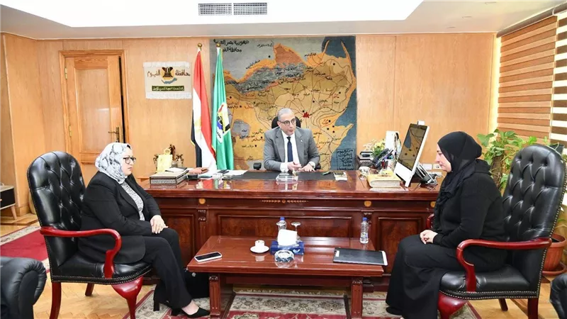 محافظ الفيوم يستقبل أسرة حارس حديقة الحيوان 