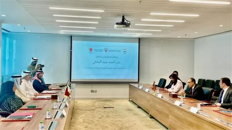 وزير الخارجية والهجرة يلتقي بوزير الصناعة والتجارة البحريني في المنامة