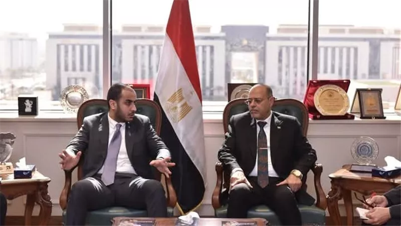 وزير العمل يلتقي وفدًا من شركة البويات والصناعات الكيماوية 