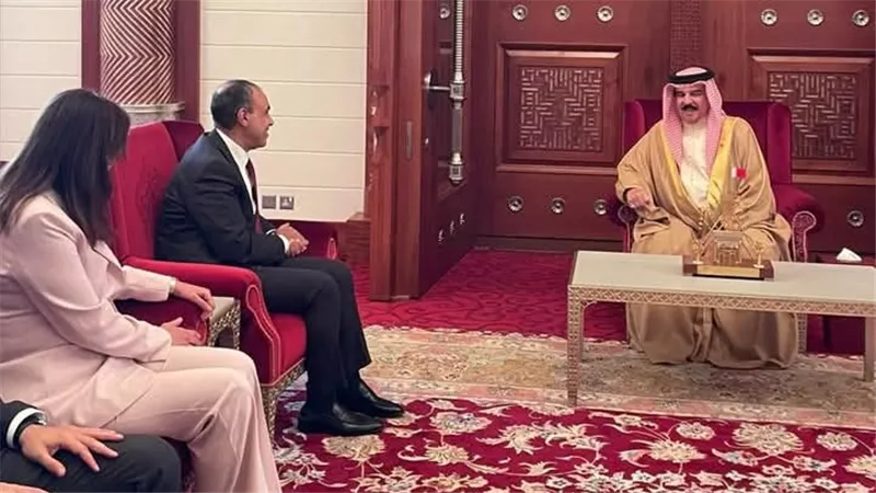 وزير الخارجية والهجرة يلتقي بجلالة ملك البحرين في المنامة