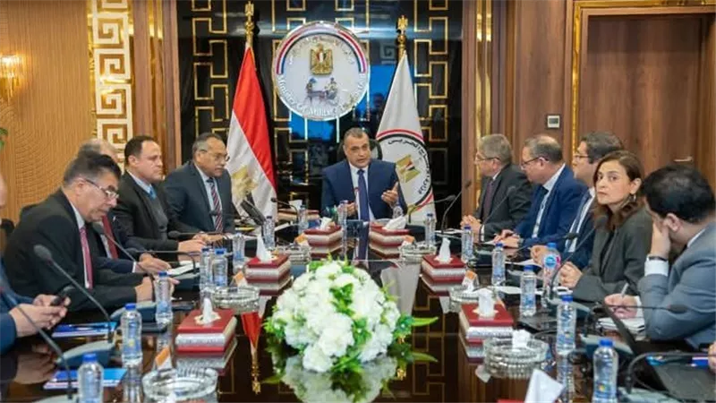 وزير الدولة للإنتاج الحربي يلتقي رؤساء تحرير الصحف اليومية