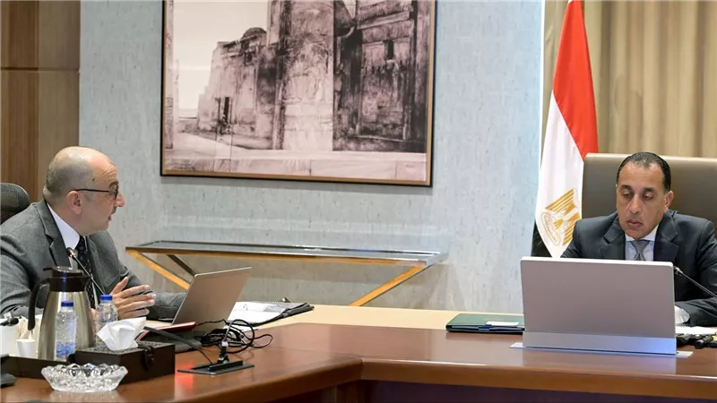 رئيس الوزراء يتابع تطوير شركات قطاع الأعمال العام