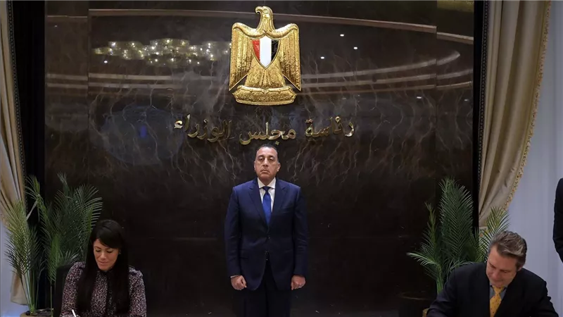 رئيس الوزراء يشهد توقيع مذكرة تفاهم للتعاون بين وزارة التخطيط والبنك الأوروبي لإعادة الإعمار والتنمية