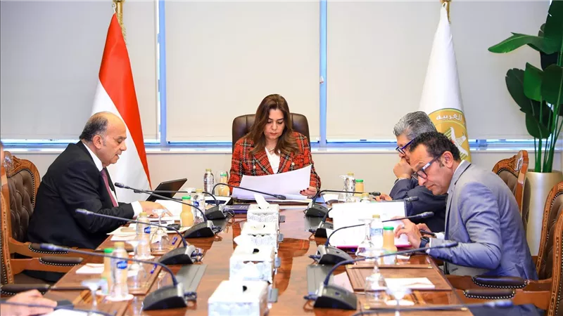 وزيرة التنمية المحلية تتابع مع رئيس شركة نهضة مصر للخدمات البيئية جهود تحسين مستوى النظافة بعدد من المحافظات